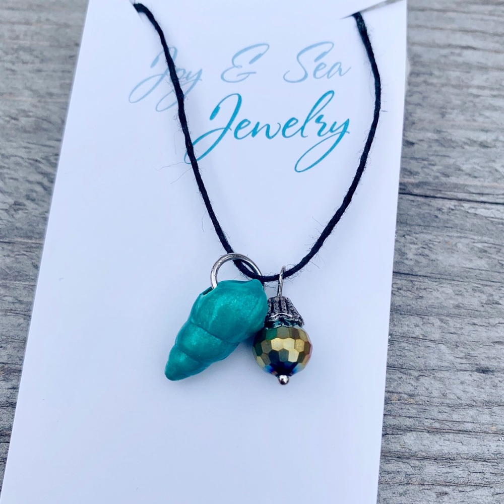 🦋🌷 Lake Huron Painted Seashell Necklace - Picture 3 of 4